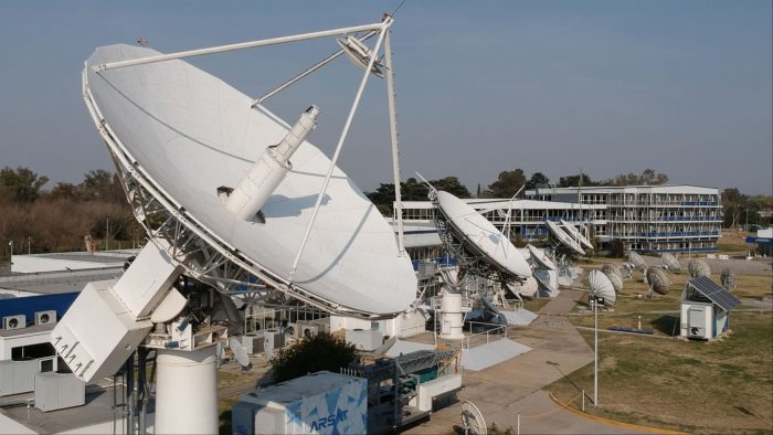 La Estación Terrena de Benavídez vista desde arriba con el primer plano de una extensa antena satelital.