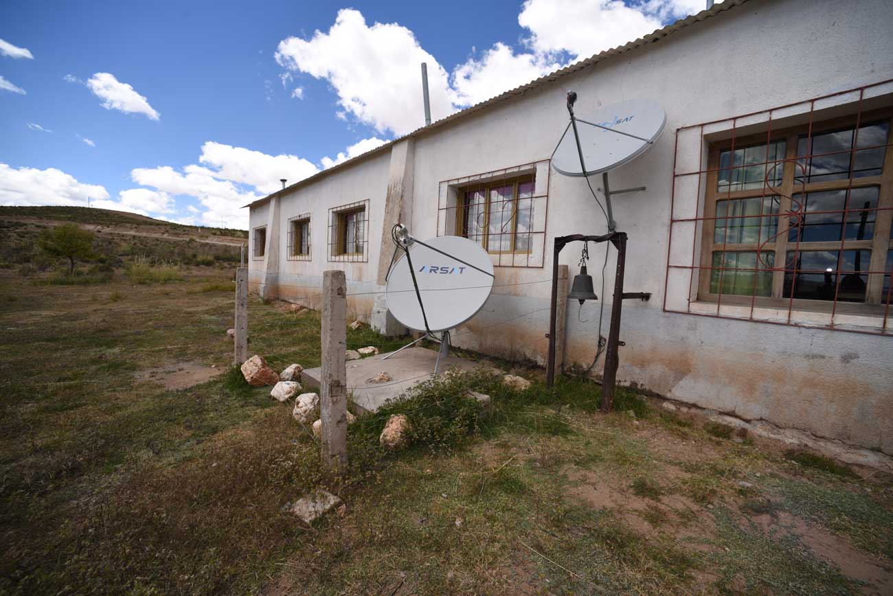 Una antena de internet y una antena de Televisión Digital instaladas en el patio de una escuela rural.